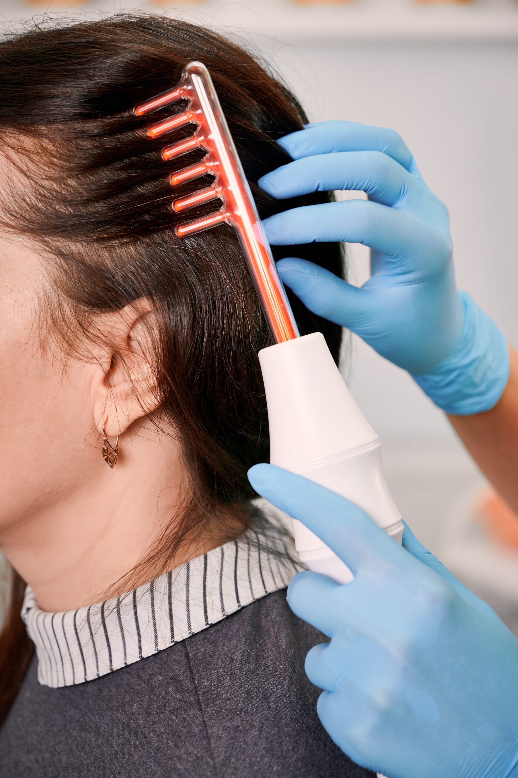 Especialista capilar con paciente